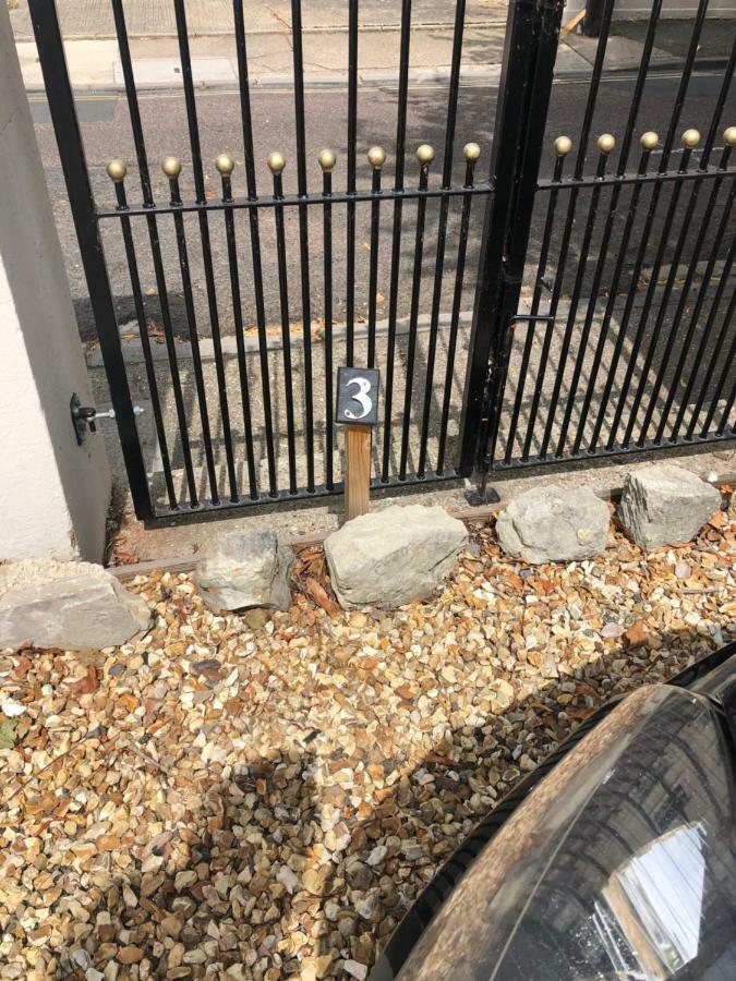 Wight On The Beach, Sleeps 4, Free Off Road Parking, Balcony With Sea Views Ryde  Εξωτερικό φωτογραφία