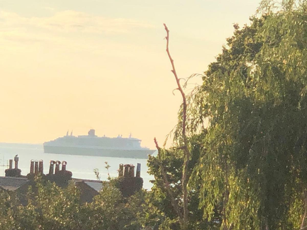 Wight On The Beach, Sleeps 4, Free Off Road Parking, Balcony With Sea Views Ryde  Εξωτερικό φωτογραφία