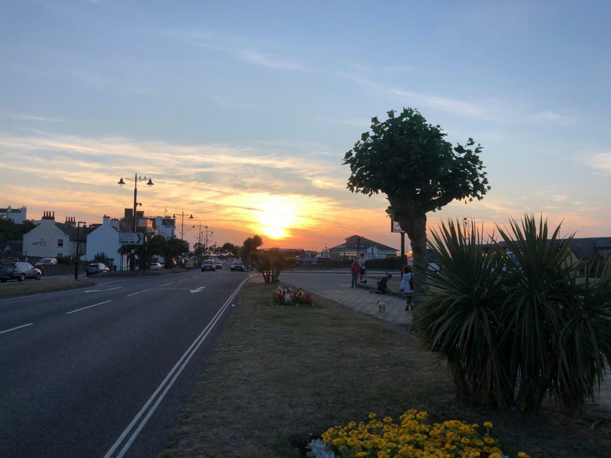 Wight On The Beach, Sleeps 4, Free Off Road Parking, Balcony With Sea Views Ryde  Εξωτερικό φωτογραφία