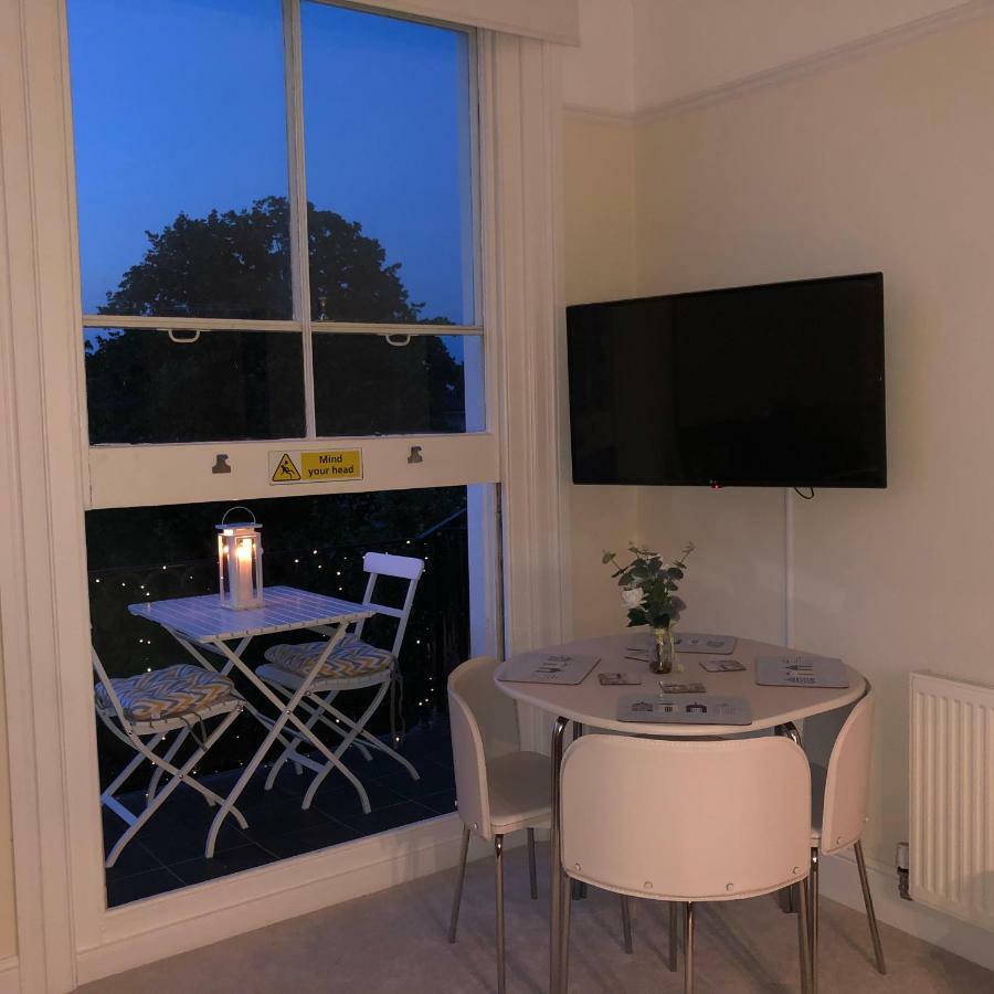 Wight On The Beach, Sleeps 4, Free Off Road Parking, Balcony With Sea Views Ryde  Εξωτερικό φωτογραφία